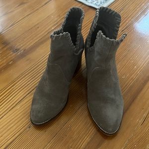 URBAN OUTFITTERS | Gray Suede Stitched Bootie Heels Size 6